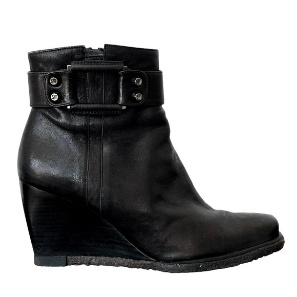 STUART WEITZMAN Black Leather Wedge Ankle Bootie Large Buckle Detail EU Size 39 - Picture 1 of 7